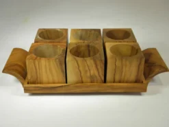 Six coquetiers sur plateau en bois