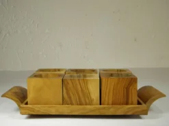Six coquetiers sur plateau en bois