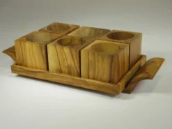 Six coquetiers sur plateau en bois