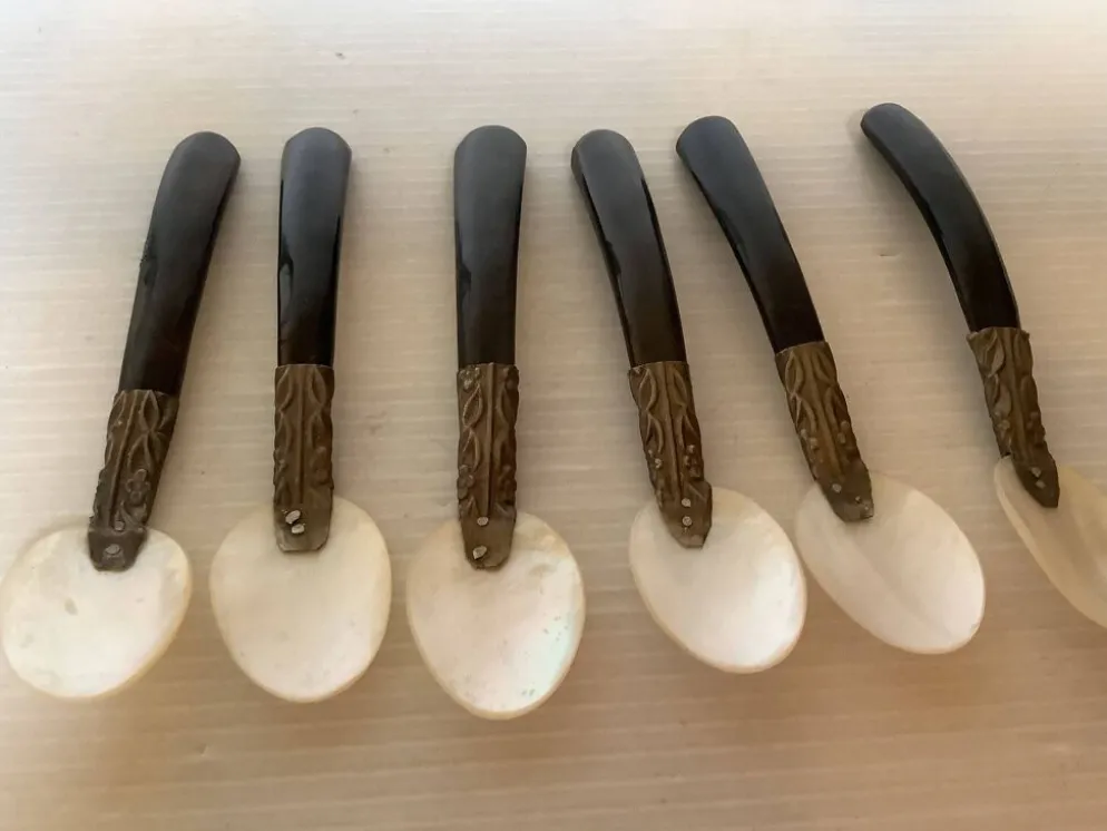 Six cuillères à caviar en nacre anciennes