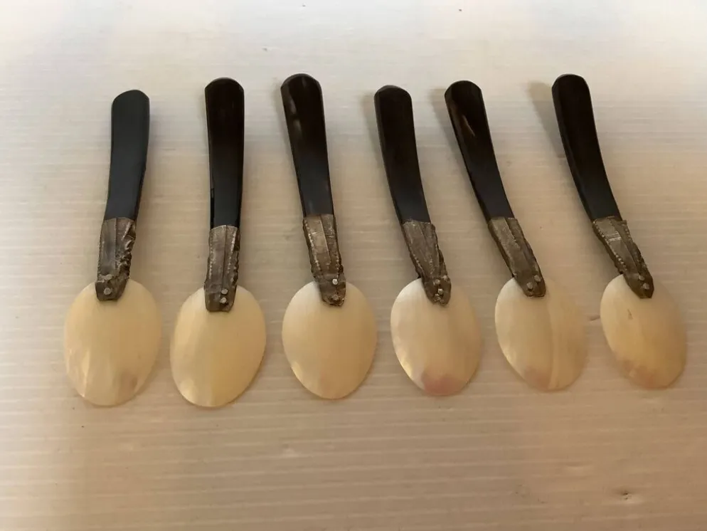 Six cuillères à caviar en nacre anciennes