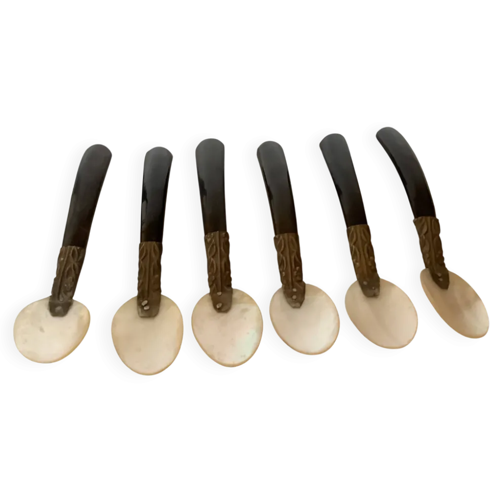 Six cuillères à caviar en nacre anciennes