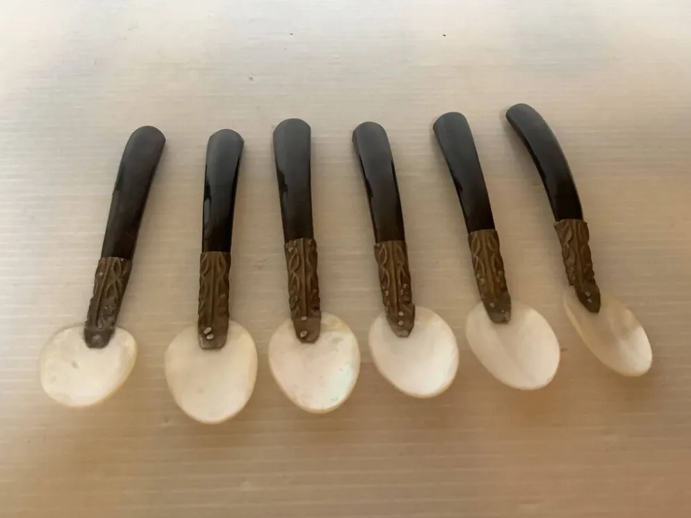 Six cuillères à caviar en nacre anciennes