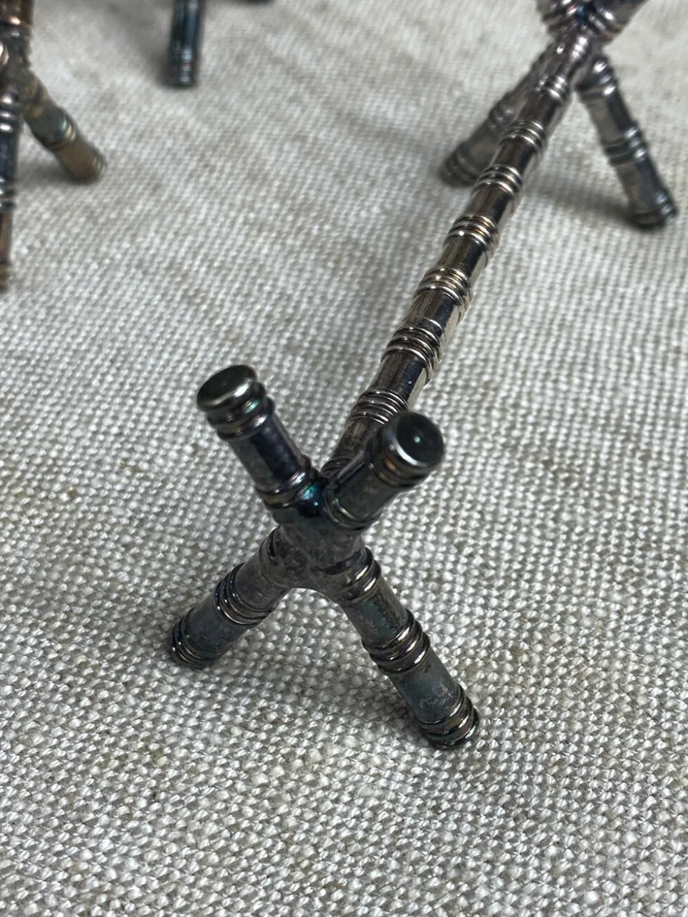 Six porte-couteaux tréteaux, motif bambou, métal argenté