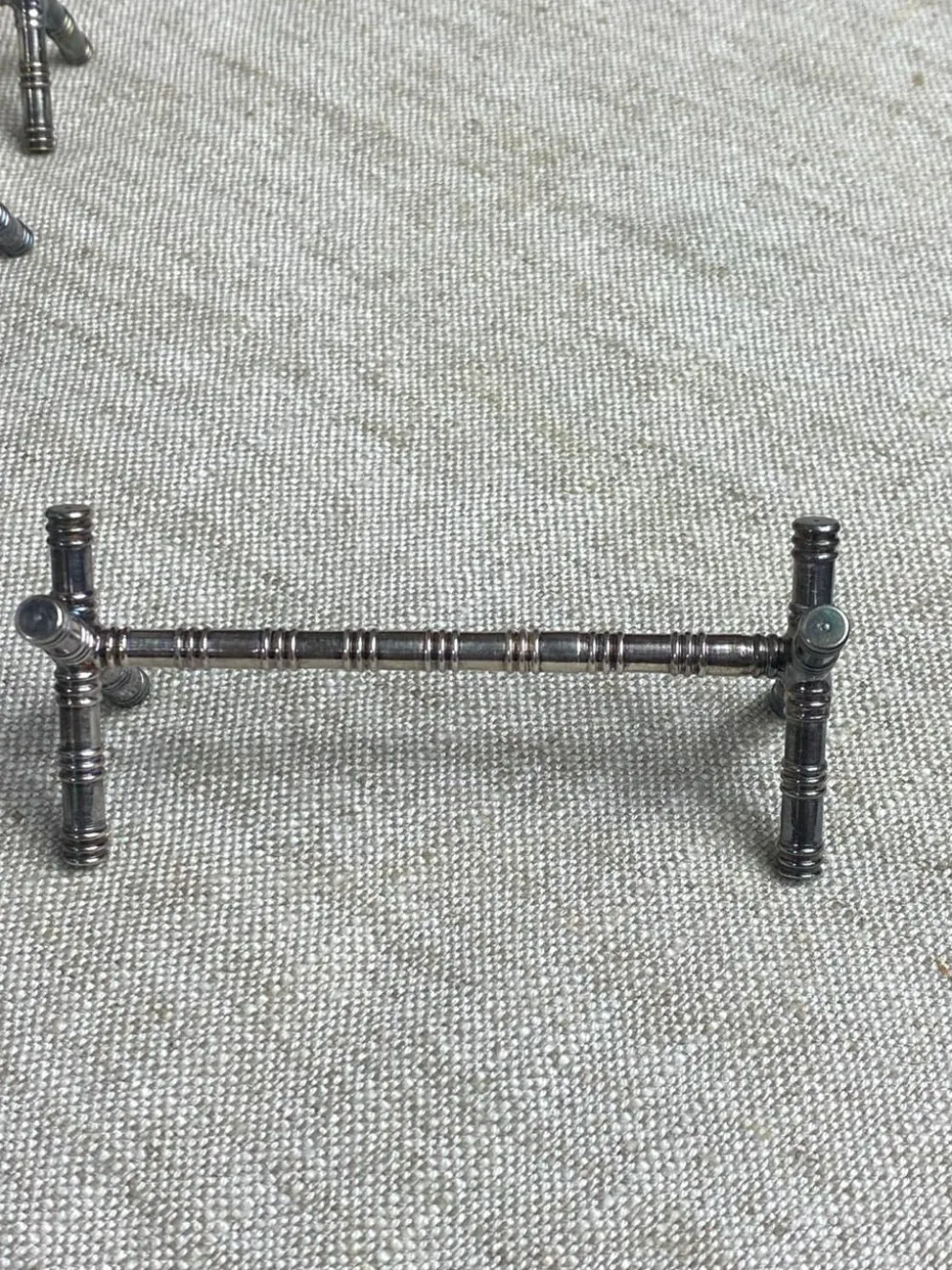 Six porte-couteaux tréteaux, motif bambou, métal argenté