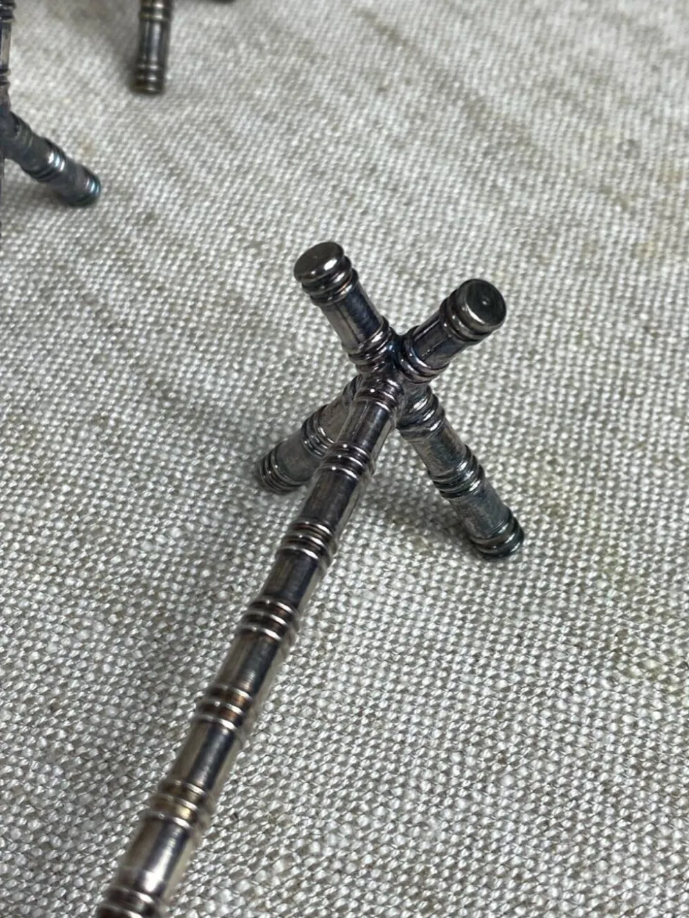 Six porte-couteaux tréteaux, motif bambou, métal argenté