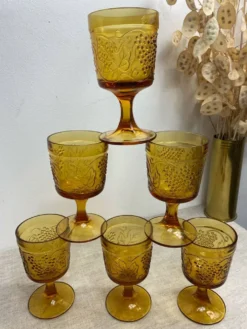 Six verres à pied en verre moulé de couleur ambrée