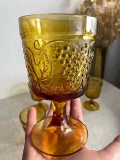 Six verres à pied en verre moulé de couleur ambrée