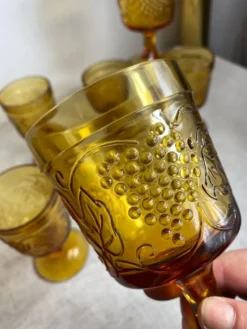 Six verres à pied en verre moulé de couleur ambrée