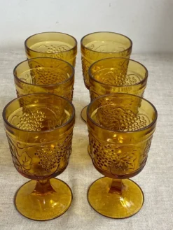 Six verres à pied en verre moulé de couleur ambrée