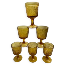 Six verres à pied en verre moulé de couleur ambrée
