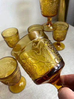 Six verres à pied en verre moulé de couleur ambrée