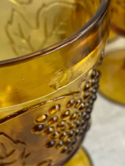 Six verres à pied en verre moulé de couleur ambrée