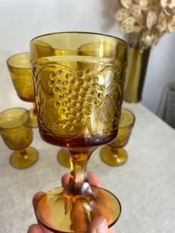 Six verres à pied en verre moulé de couleur ambrée