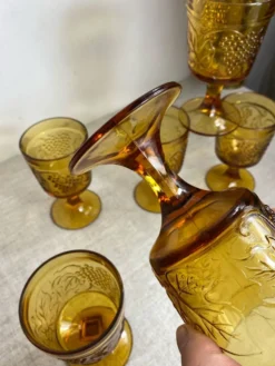 Six verres à pied en verre moulé de couleur ambrée