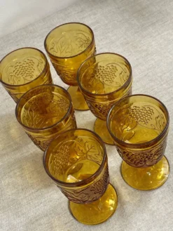 Six verres à pied en verre moulé de couleur ambrée