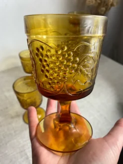 Six verres à pied en verre moulé de couleur ambrée