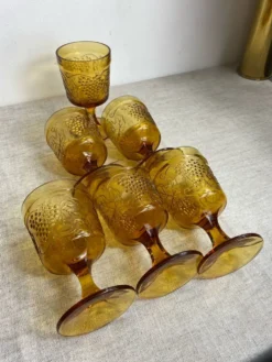 Six verres à pied en verre moulé de couleur ambrée
