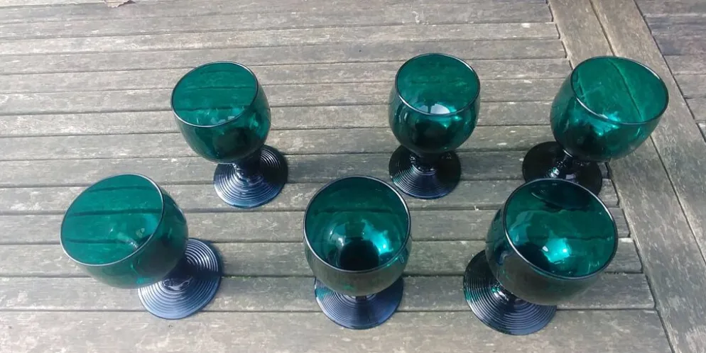 Six verres Roemer en cristal soufflé de couleurs verts au décor "pastilles"