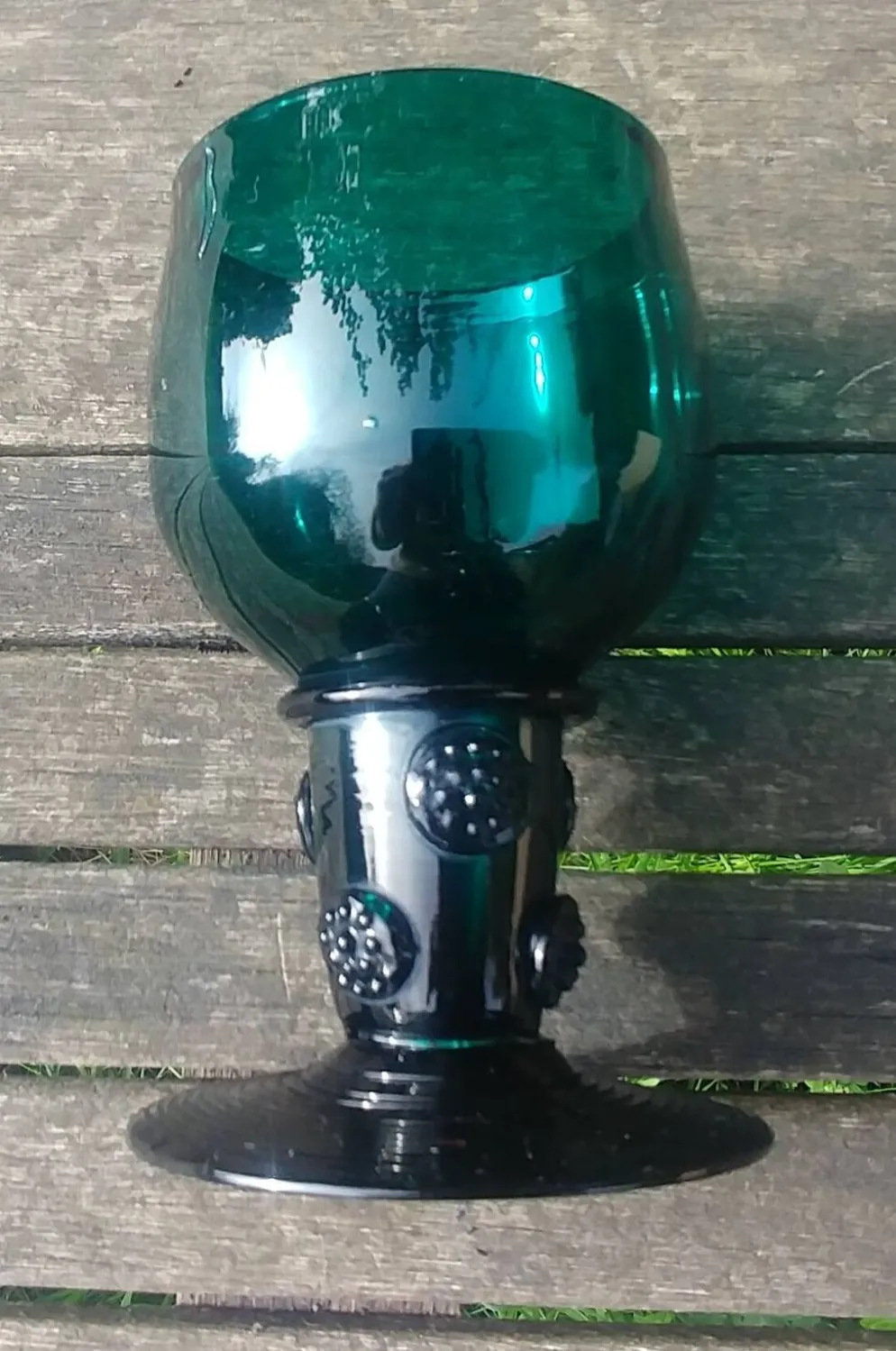 Six verres Roemer en cristal soufflé de couleurs verts au décor "pastilles"