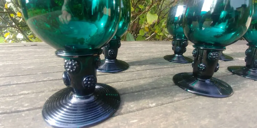 Six verres Roemer en cristal soufflé de couleurs verts au décor "pastilles"