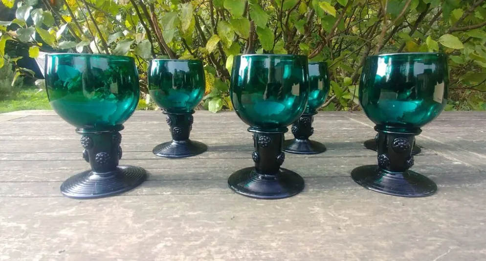 Six verres Roemer en cristal soufflé de couleurs verts au décor "pastilles"