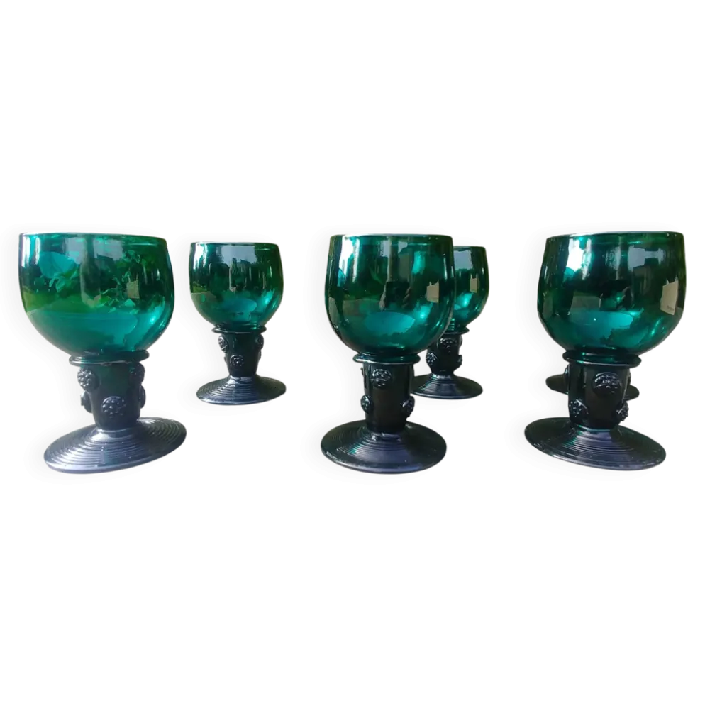 Six verres Roemer en cristal soufflé de couleurs verts au décor "pastilles"