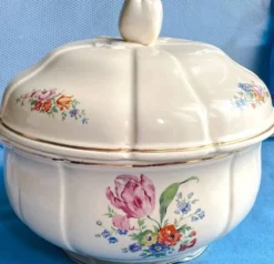 Soupière ancienne Badonviller – demi-porcelaine ivoire, fleurs et dorure