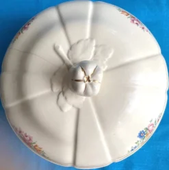 Soupière ancienne Badonviller – demi-porcelaine ivoire, fleurs et dorure