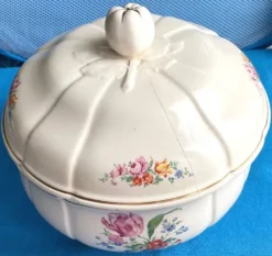 Soupière ancienne Badonviller – demi-porcelaine ivoire, fleurs et dorure