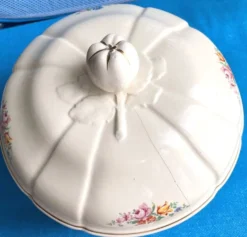 Soupière ancienne Badonviller – demi-porcelaine ivoire, fleurs et dorure