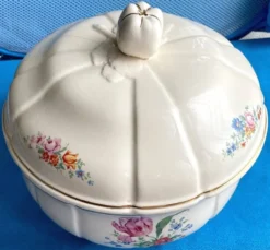 Soupière ancienne Badonviller – demi-porcelaine ivoire, fleurs et dorure