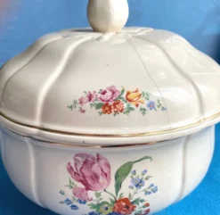 Soupière ancienne Badonviller – demi-porcelaine ivoire, fleurs et dorure