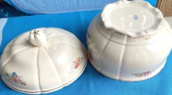 Soupière ancienne Badonviller – demi-porcelaine ivoire, fleurs et dorure
