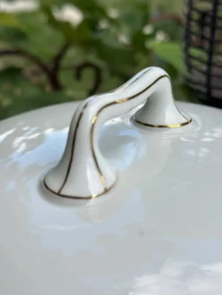 Soupière ancienne en porcelaine blanche et dorures B.H.V. Paris