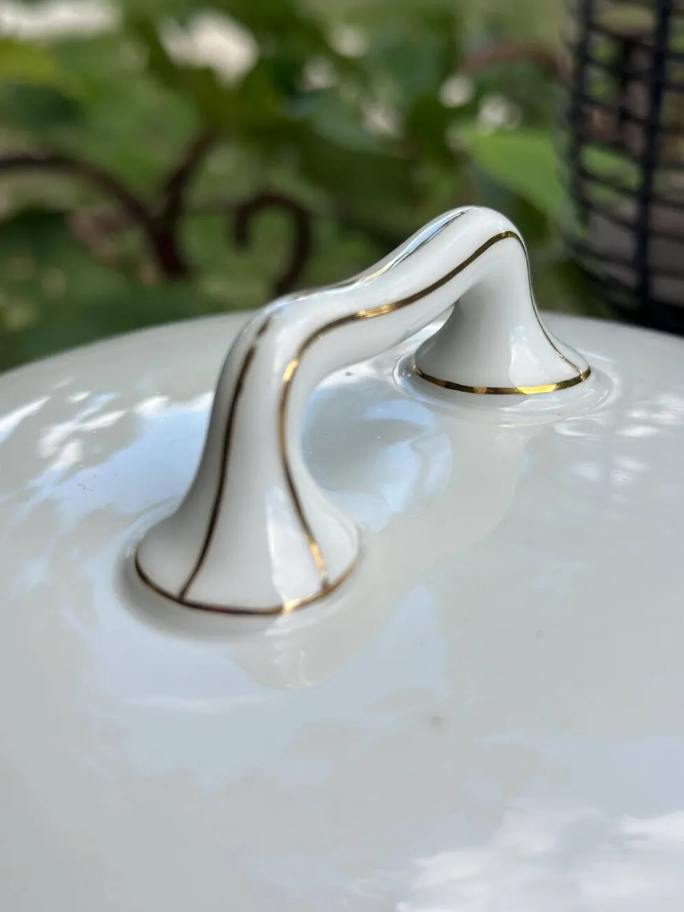 Soupière ancienne en porcelaine blanche et dorures B.H.V. Paris