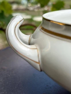 Soupière ancienne en porcelaine blanche et dorures B.H.V. Paris