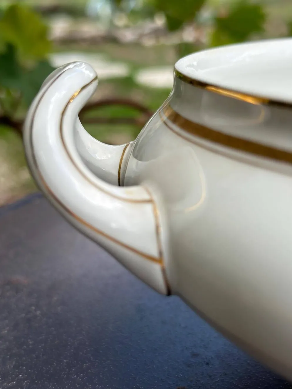 Soupière ancienne en porcelaine blanche et dorures B.H.V. Paris