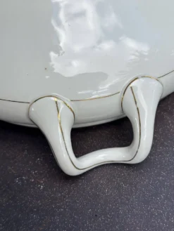 Soupière ancienne en porcelaine blanche et dorures B.H.V. Paris