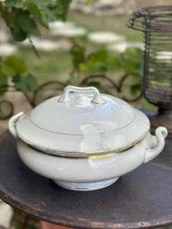 Soupière ancienne en porcelaine blanche et dorures B.H.V. Paris