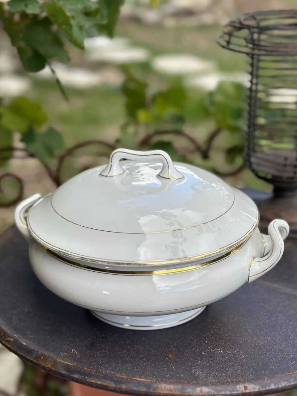 Soupière ancienne en porcelaine blanche et dorures B.H.V. Paris