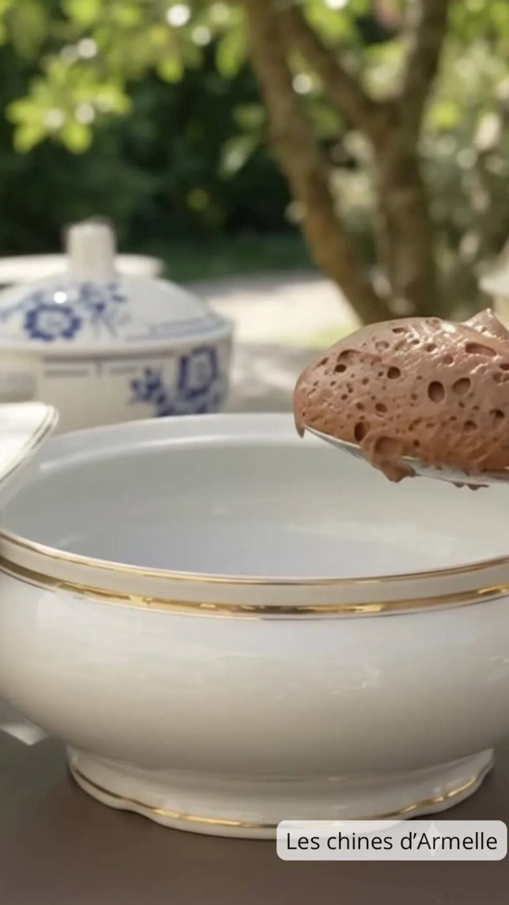 Soupière ancienne en porcelaine blanche et dorures B.H.V. Paris