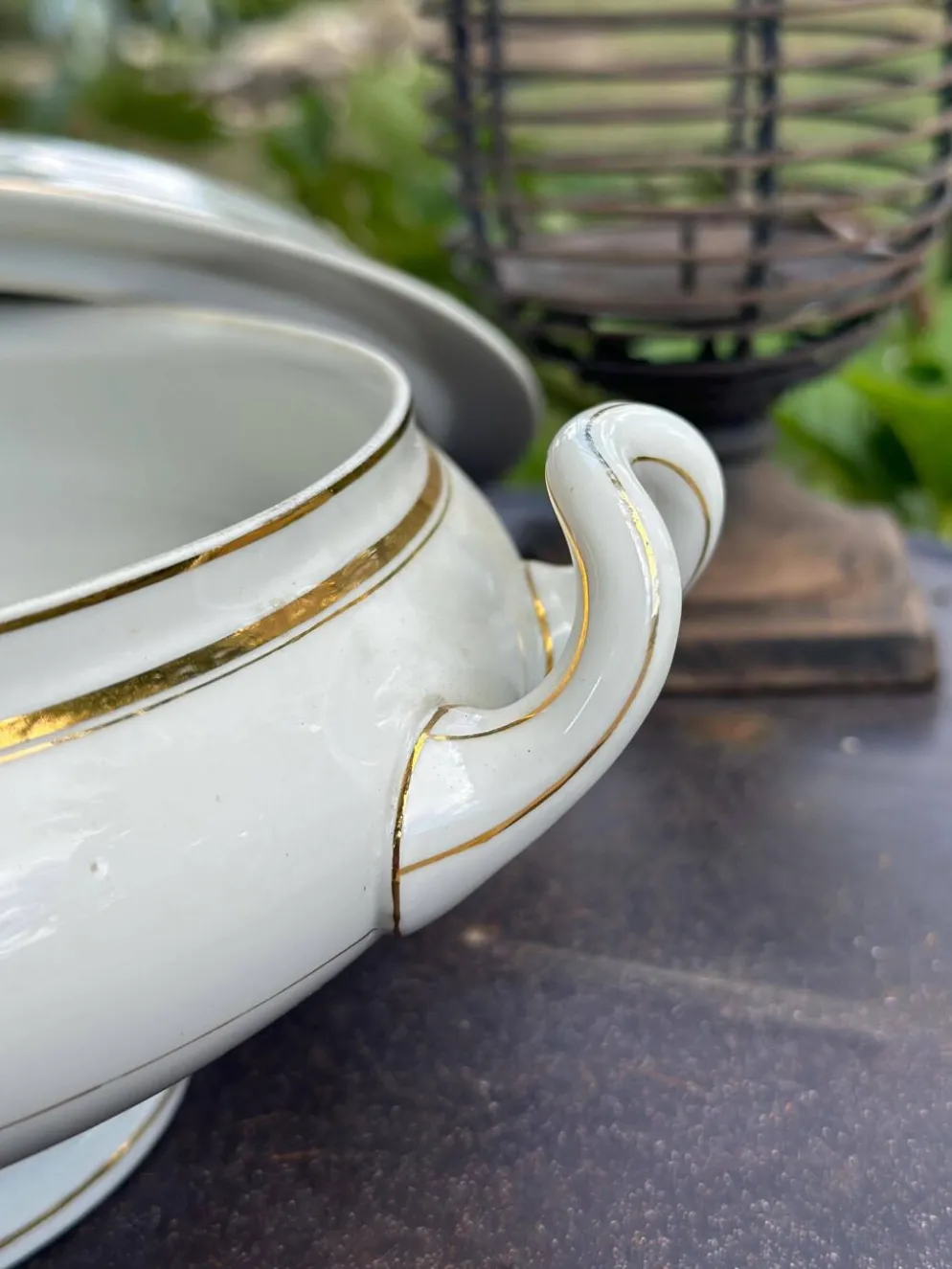 Soupière ancienne en porcelaine blanche et dorures B.H.V. Paris