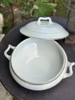 Soupière ancienne en porcelaine blanche et dorures B.H.V. Paris