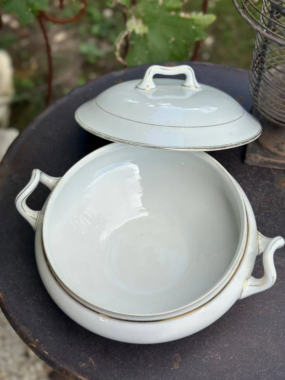 Soupière ancienne en porcelaine blanche et dorures B.H.V. Paris