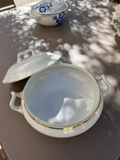 Soupière ancienne en porcelaine blanche et dorures B.H.V. Paris
