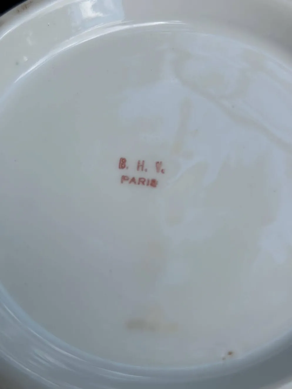 Soupière ancienne en porcelaine blanche et dorures B.H.V. Paris