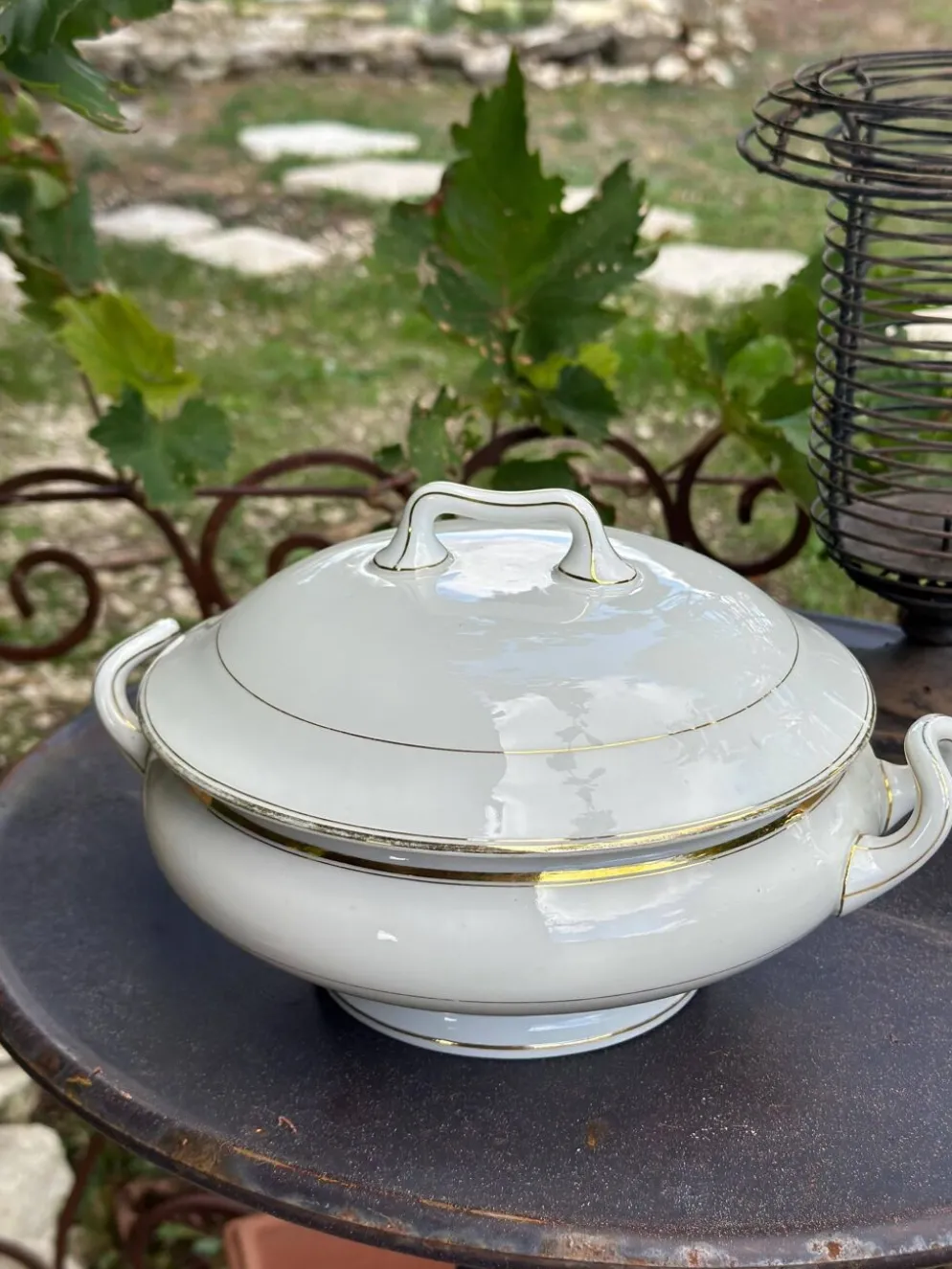 Soupière ancienne en porcelaine blanche et dorures B.H.V. Paris
