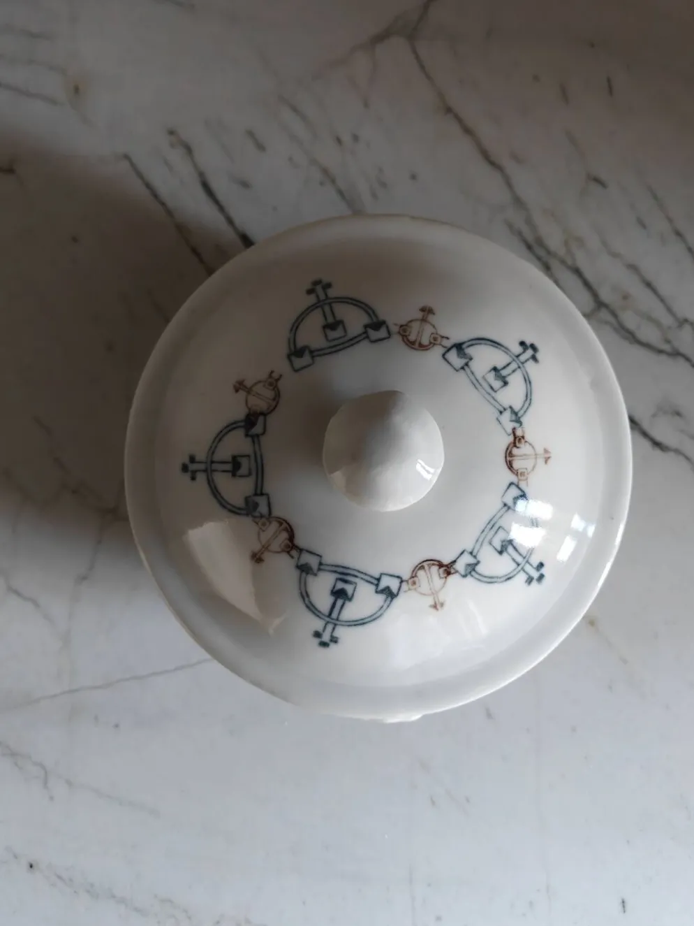 Soupière ancienne en porcelaine
