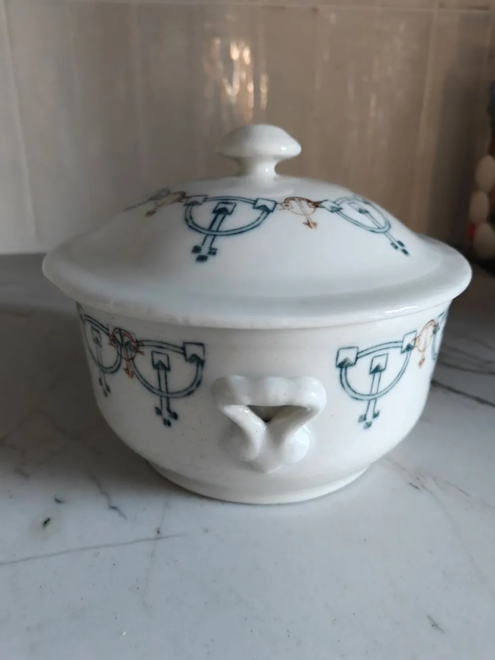 Soupière ancienne en porcelaine